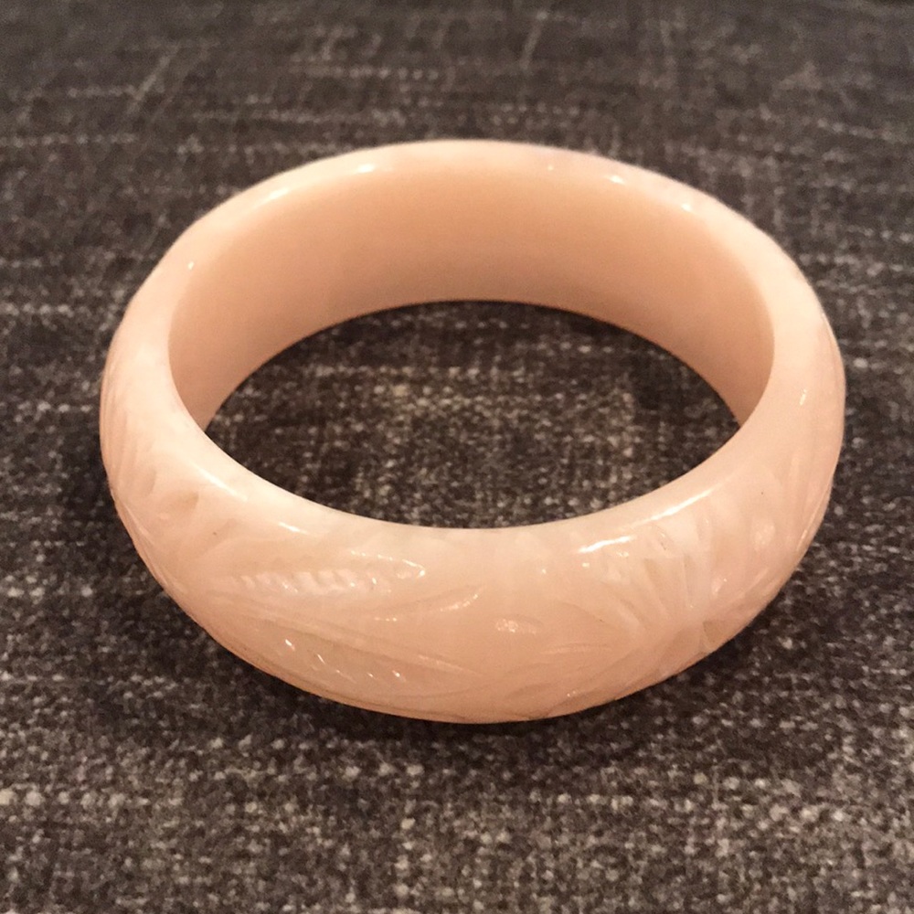 Vintage 1970s carved marbled pink bracelet /bangle